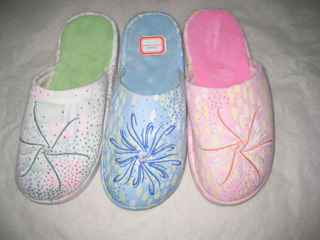 LADY’S INDOOR SLIPPER